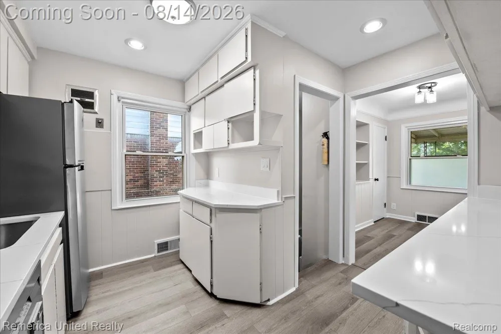6943 Colonial Street Dearborn Heights City, MI 48127