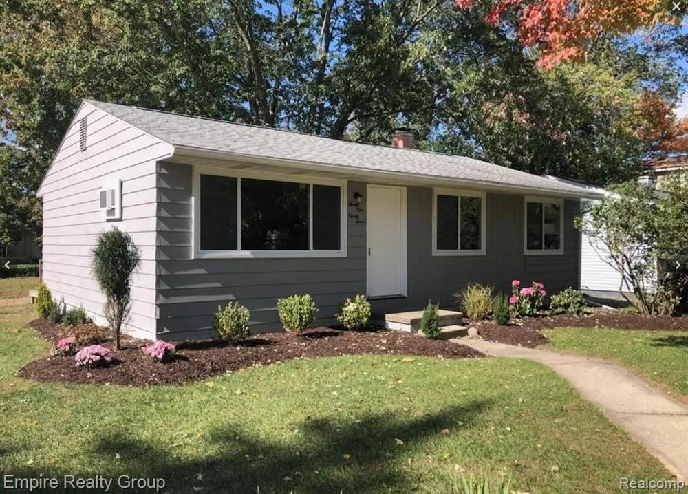 2997 Woodlawn Street Commerce Charter Township, MI 48390