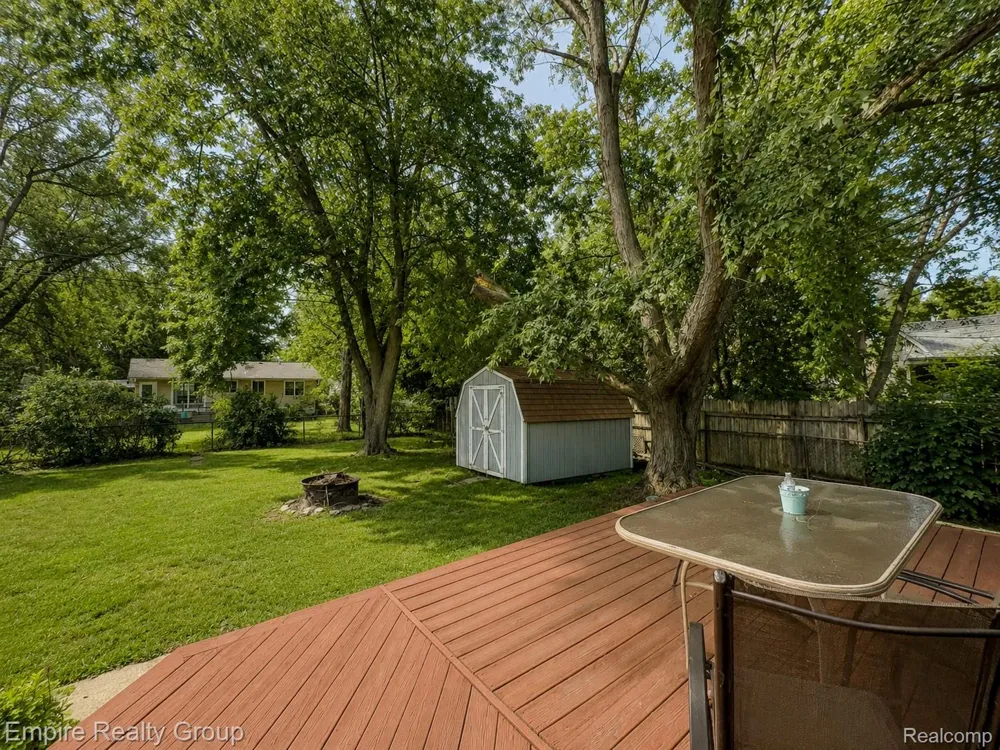 2997 Woodlawn Street Commerce Charter Township, MI 48390