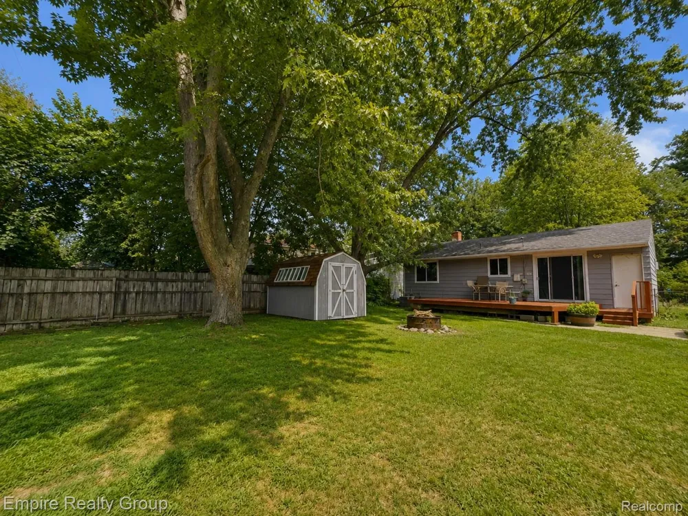 2997 Woodlawn Street Commerce Charter Township, MI 48390