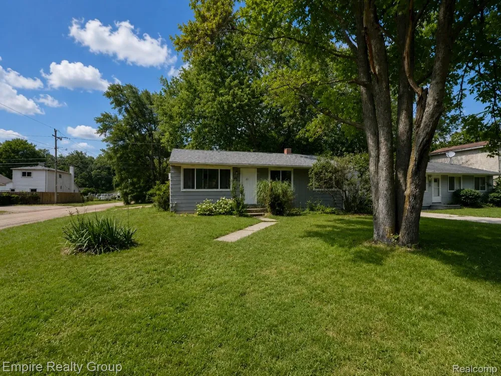 2997 Woodlawn Street Commerce Charter Township, MI 48390