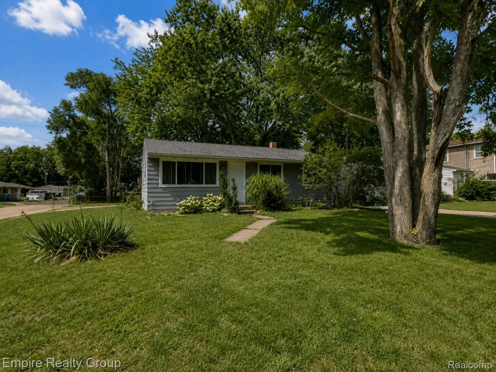 2997 Woodlawn Street Commerce Charter Township, MI 48390