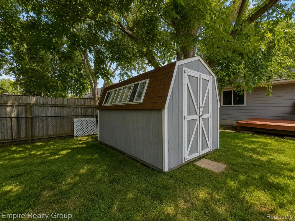 2997 Woodlawn Street Commerce Charter Township, MI 48390