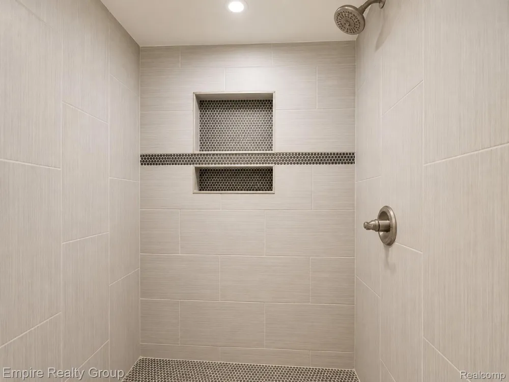 2997 Woodlawn Street Commerce Charter Township, MI 48390