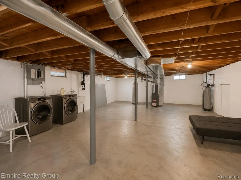 2997 Woodlawn Street Commerce Charter Township, MI 48390