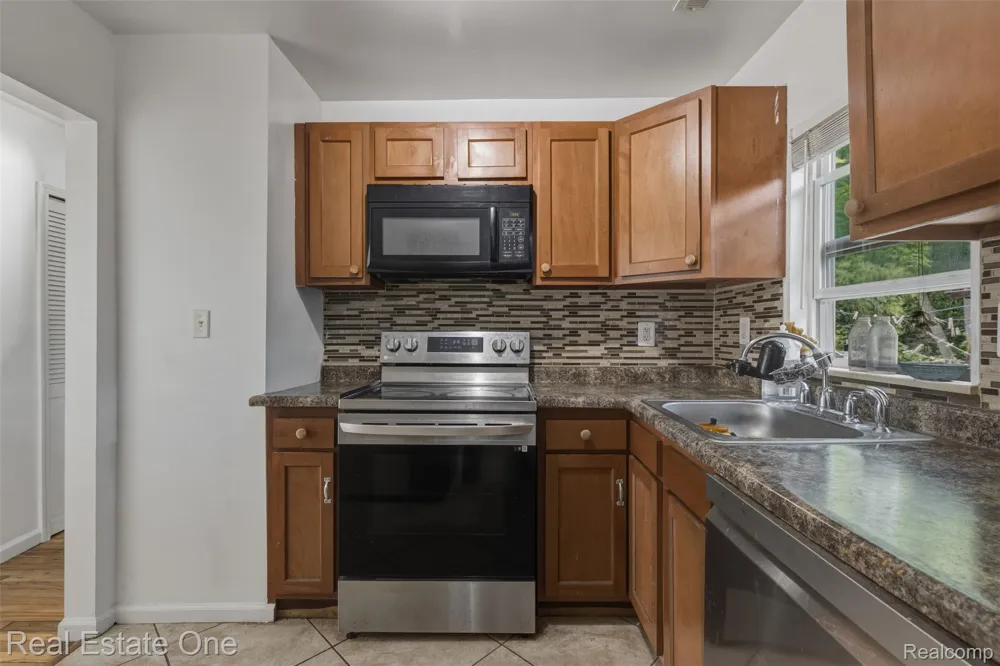 28151 Cherry Street Inkster City, MI 48141