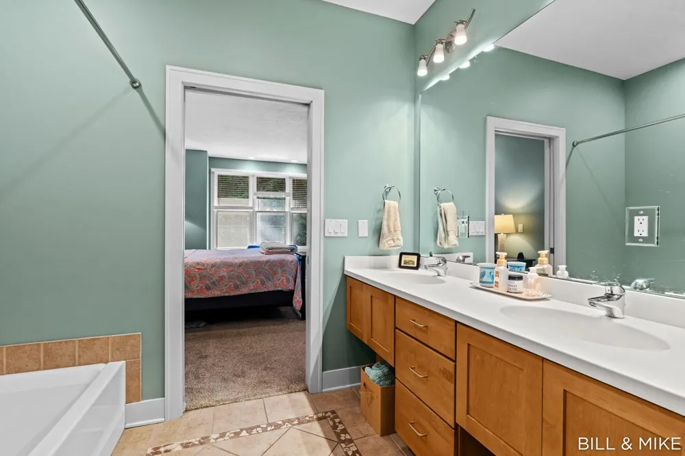 6540 Old Singapore Trail Saugatuck, MI 49453