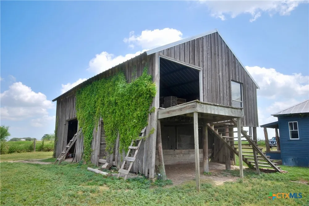 4228 County Road 256 Moulton, TX 77975