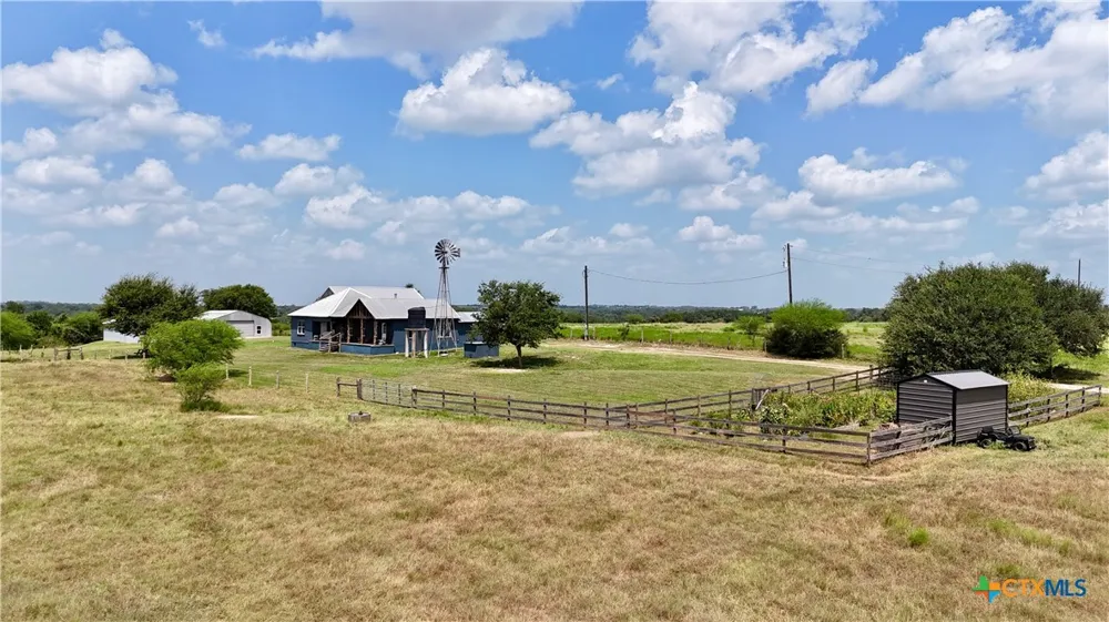 4228 County Road 256 Moulton, TX 77975