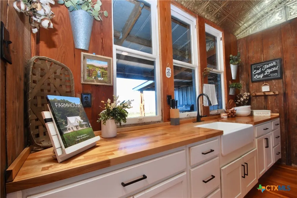 4228 County Road 256 Moulton, TX 77975