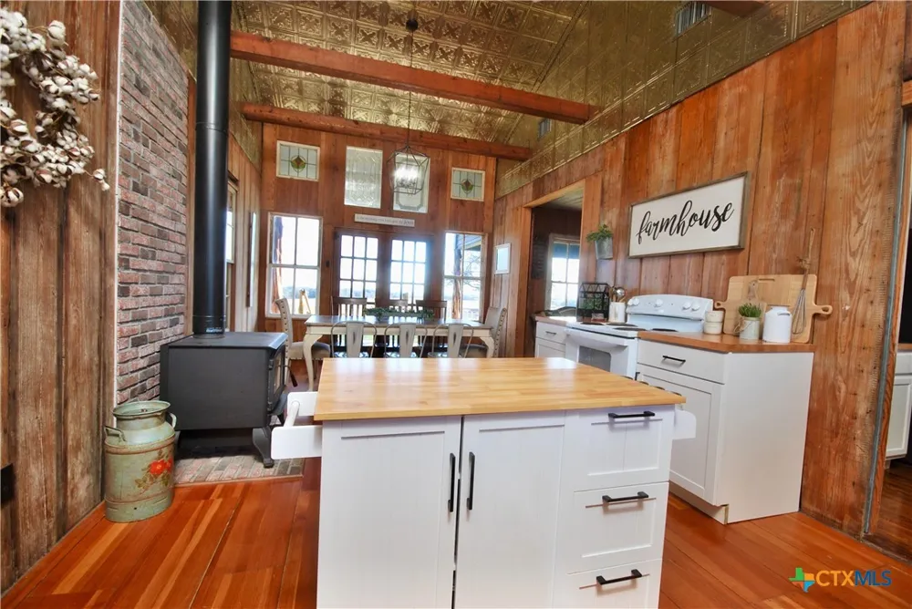 4228 County Road 256 Moulton, TX 77975