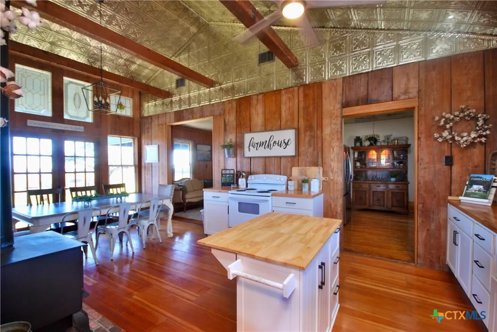 4228 County Road 256 Moulton, TX 77975