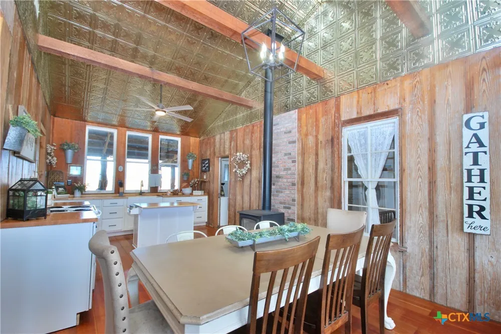 4228 County Road 256 Moulton, TX 77975