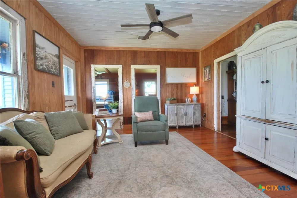 4228 County Road 256 Moulton, TX 77975