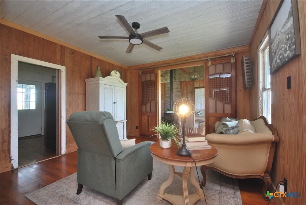 4228 County Road 256 Moulton, TX 77975