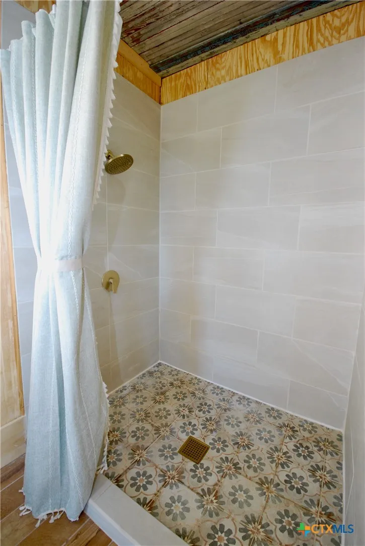 4228 County Road 256 Moulton, TX 77975