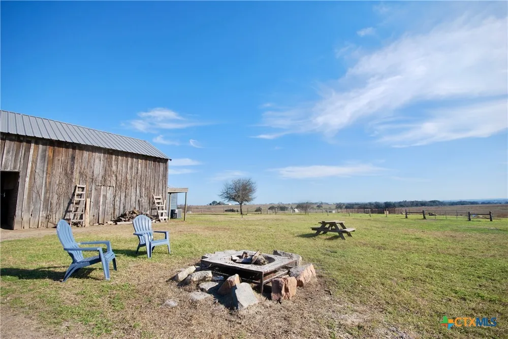 4228 County Road 256 Moulton, TX 77975