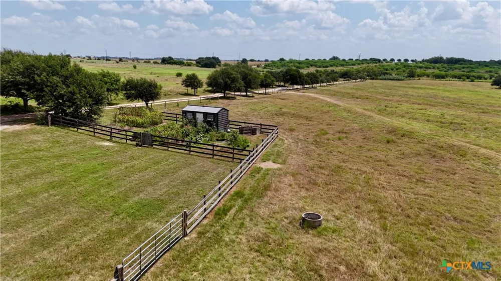 4228 County Road 256 Moulton, TX 77975