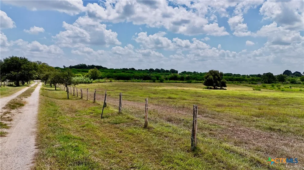 4228 County Road 256 Moulton, TX 77975