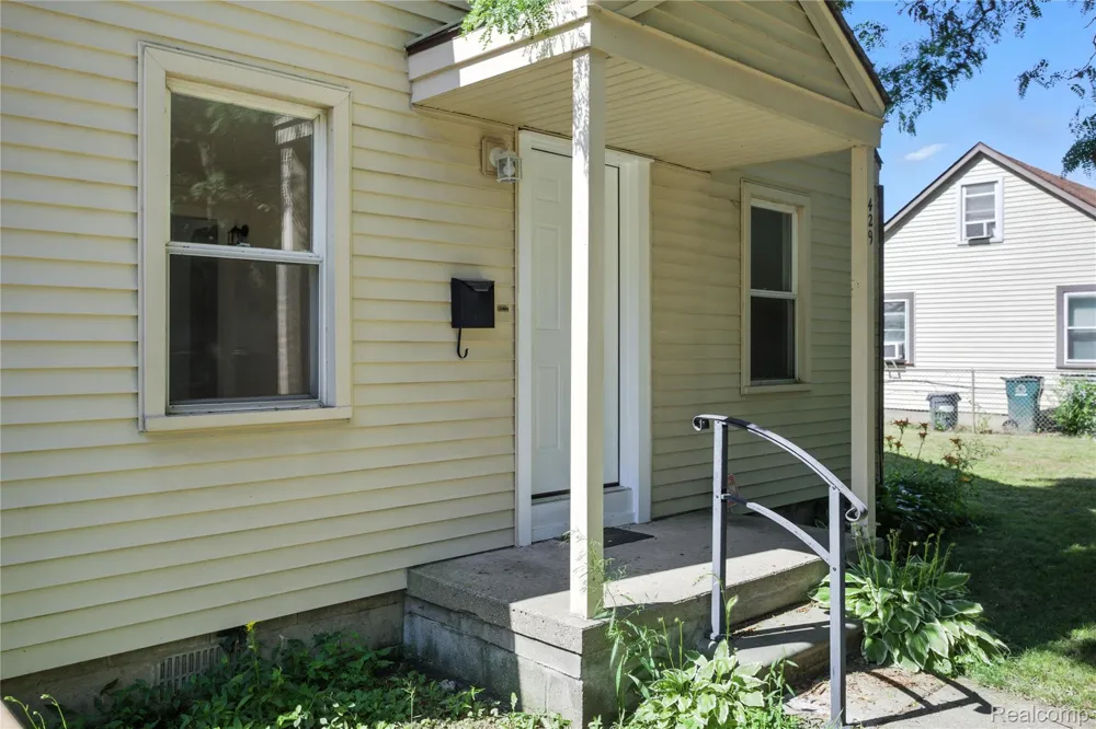 429 W Bernhard Avenue Hazel Park City, MI 48030