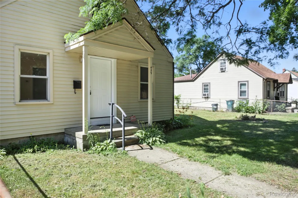 429 W Bernhard Avenue Hazel Park City, MI 48030