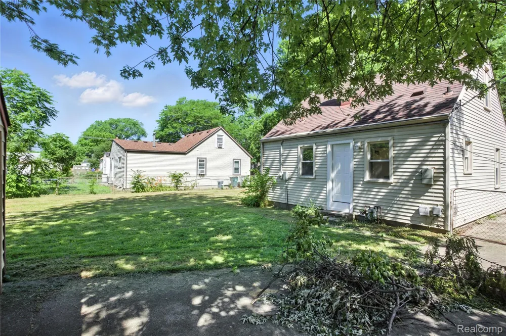 429 W Bernhard Avenue Hazel Park City, MI 48030
