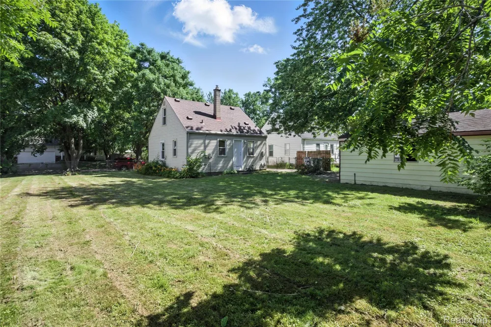429 W Bernhard Avenue Hazel Park City, MI 48030
