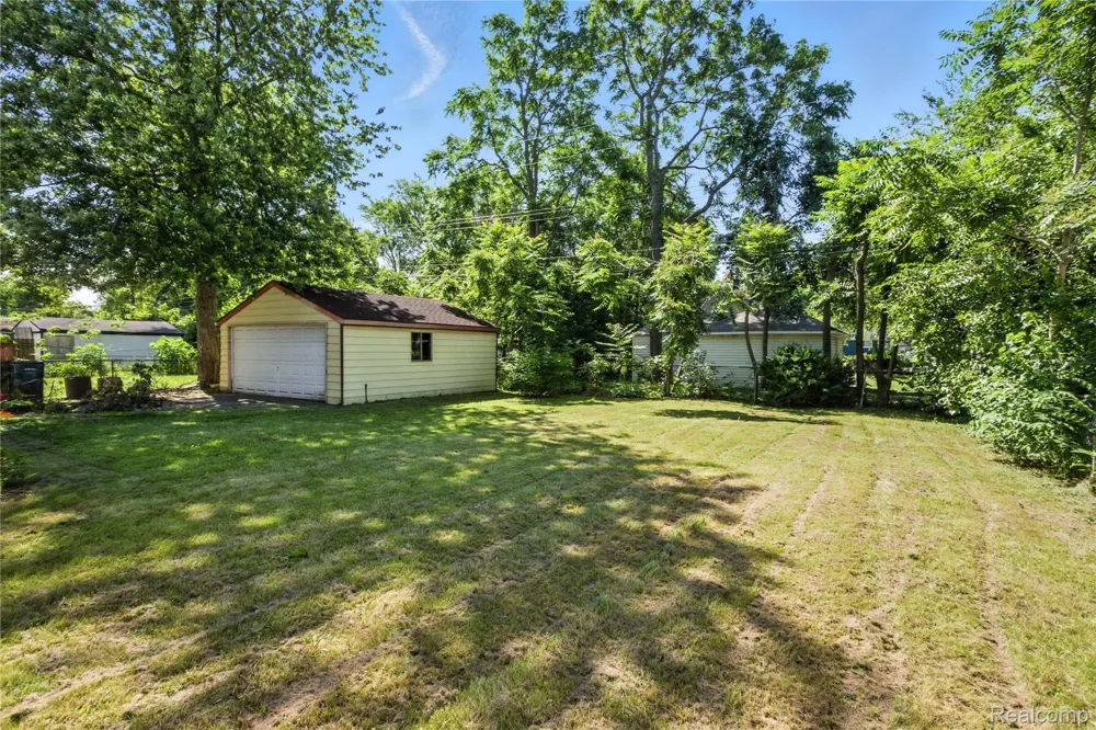 429 W Bernhard Avenue Hazel Park City, MI 48030