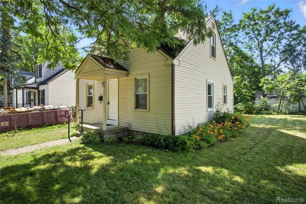 429 W Bernhard Avenue Hazel Park City, MI 48030