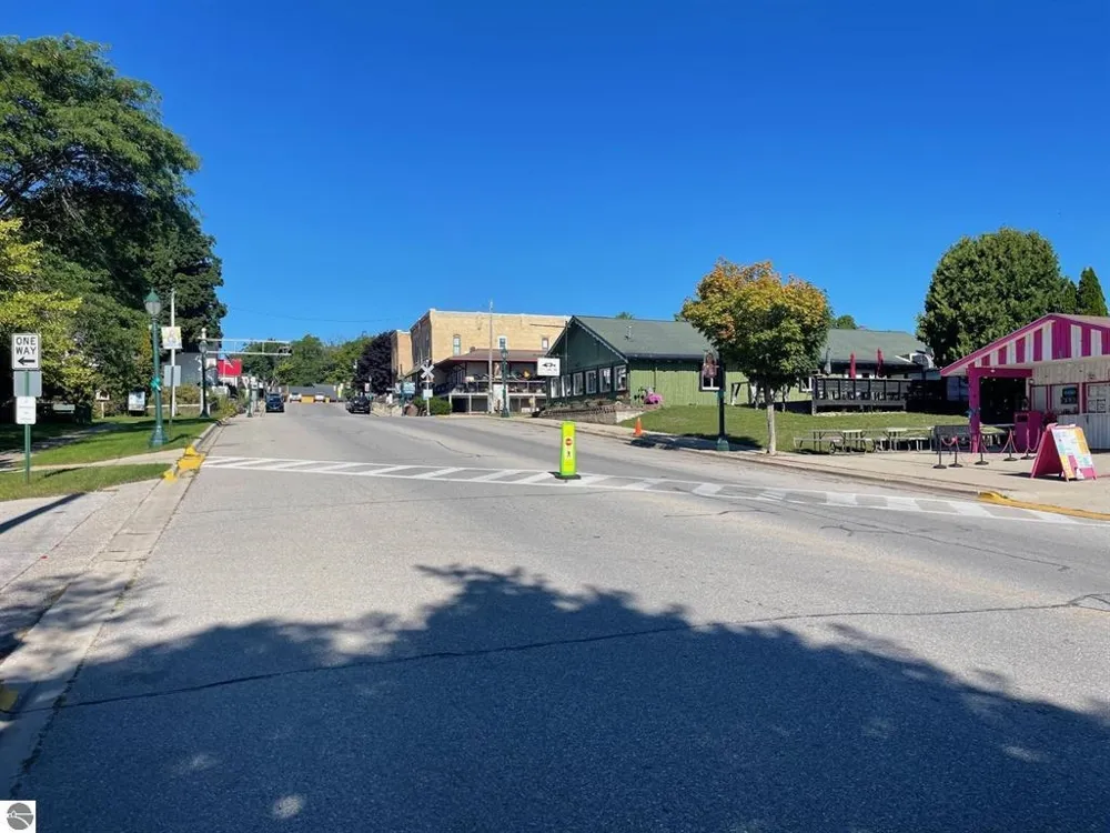 5933 SW Old Oak Trail Springfield Township, MI 49633