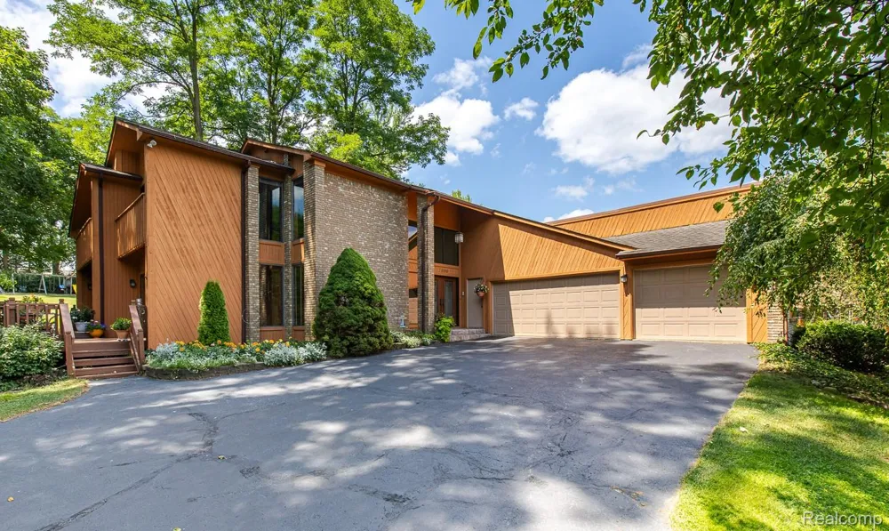 7880 Deerhill Drive Independence Charter Township, MI 48346