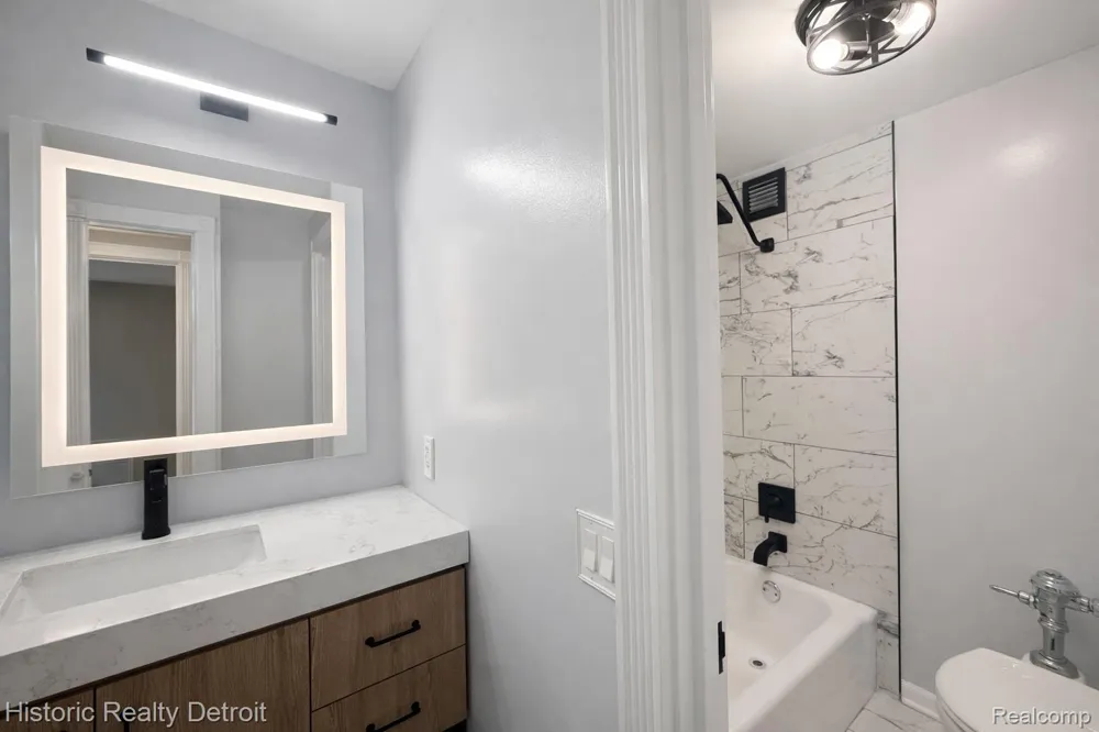 1300 E Lafayette Street E #610-11 Detroit City, MI 48207