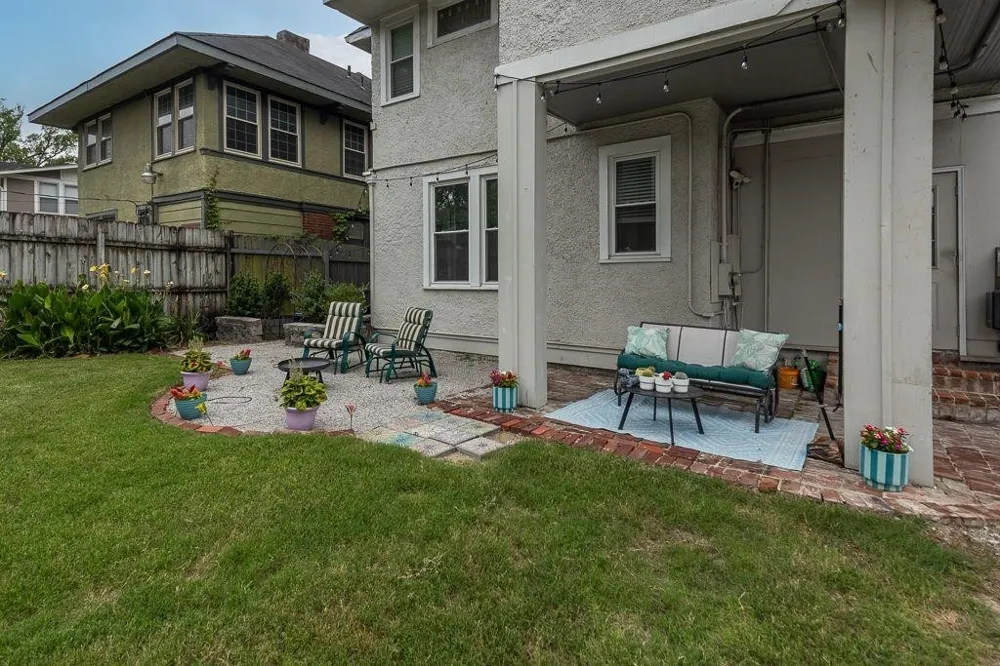 8 S EVERGREEN ST Memphis, TN 38104