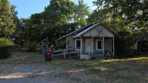 208 E Austin