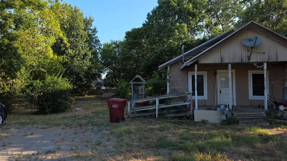 208 E Austin Leonard, TX 75452