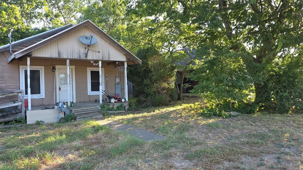 208 E Austin Leonard, TX 75452