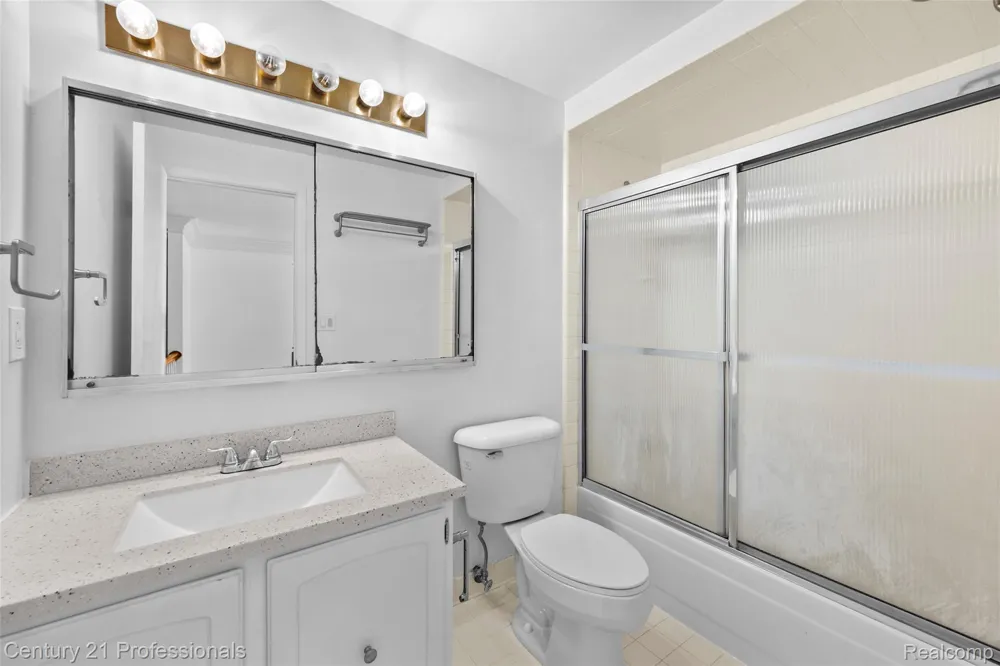 1872 Flemington Drive Troy City, MI 48098