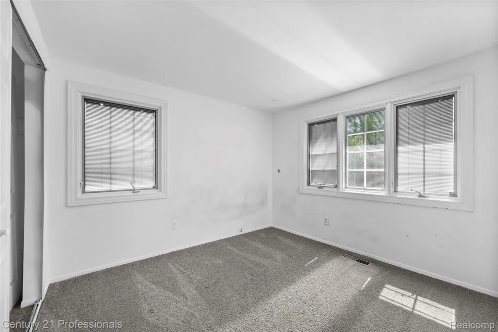 1872 Flemington Drive Troy City, MI 48098