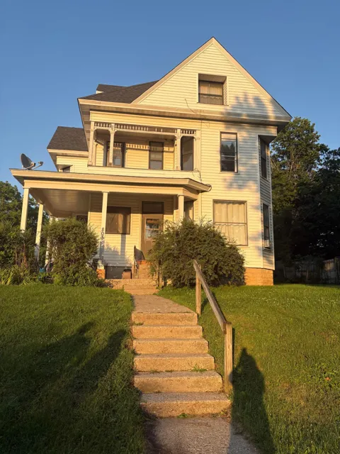 805 S Cedar Avenue