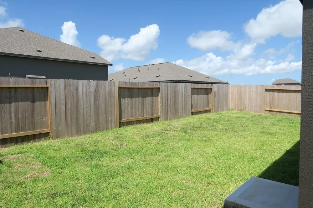 921 Woodhaven Lakes Drive La Marque, TX 77568