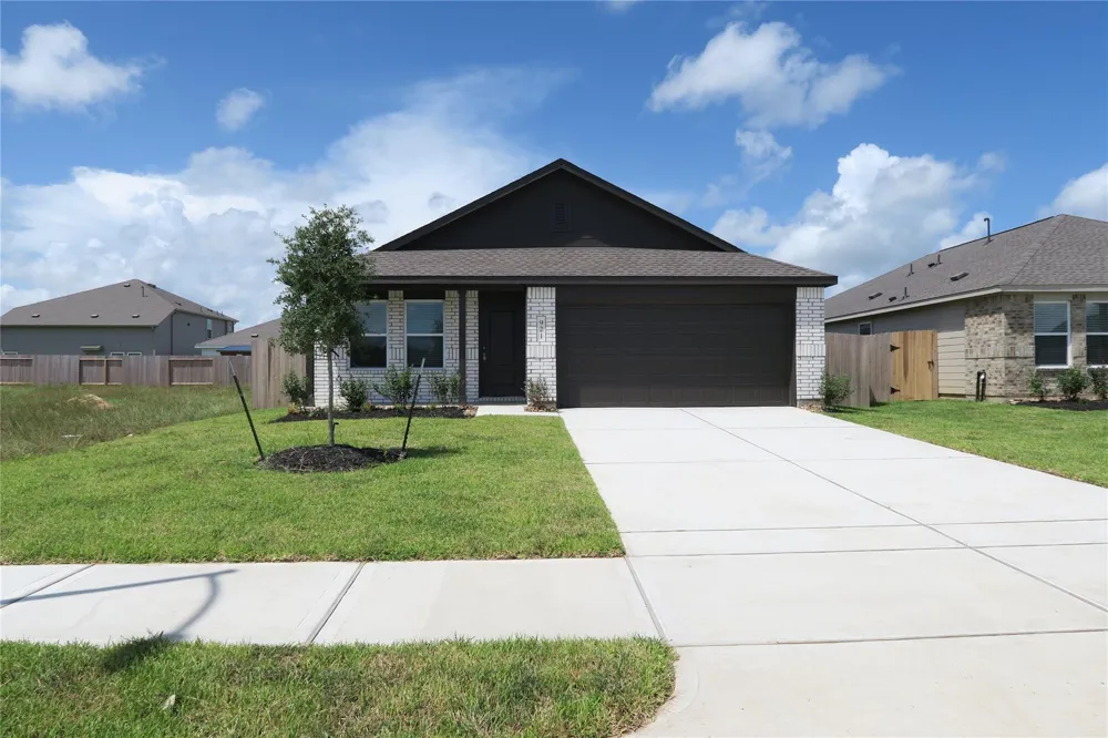 921 Woodhaven Lakes Drive La Marque, TX 77568