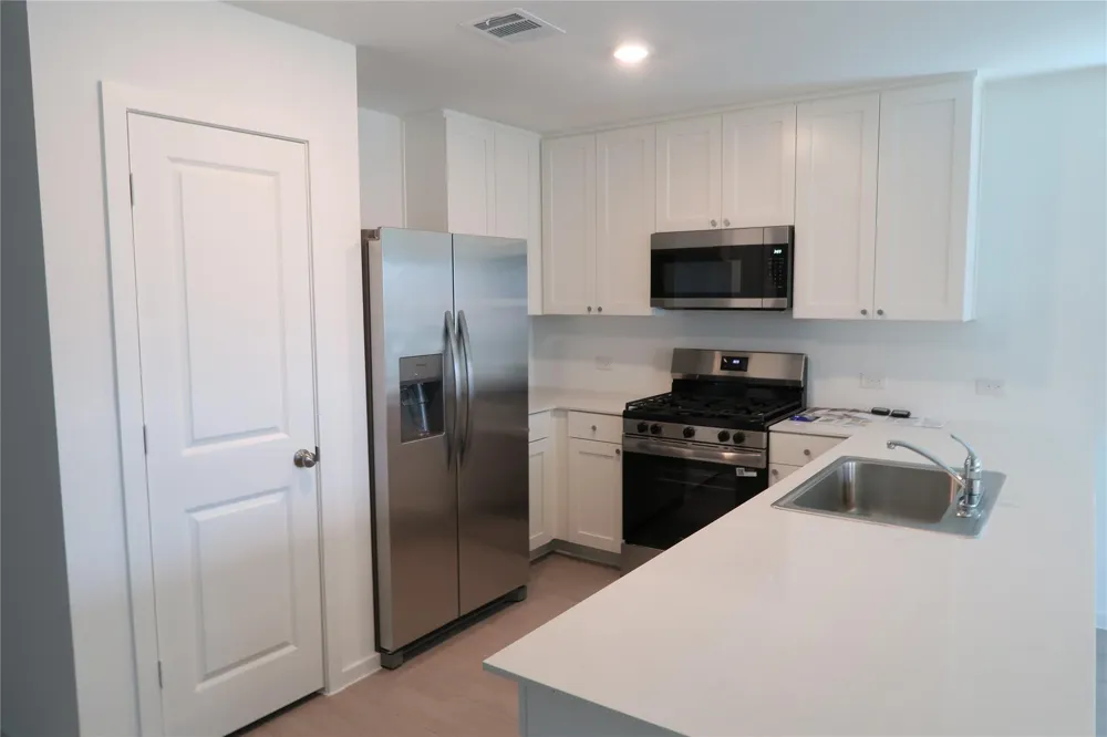 921 Woodhaven Lakes Drive La Marque, TX 77568