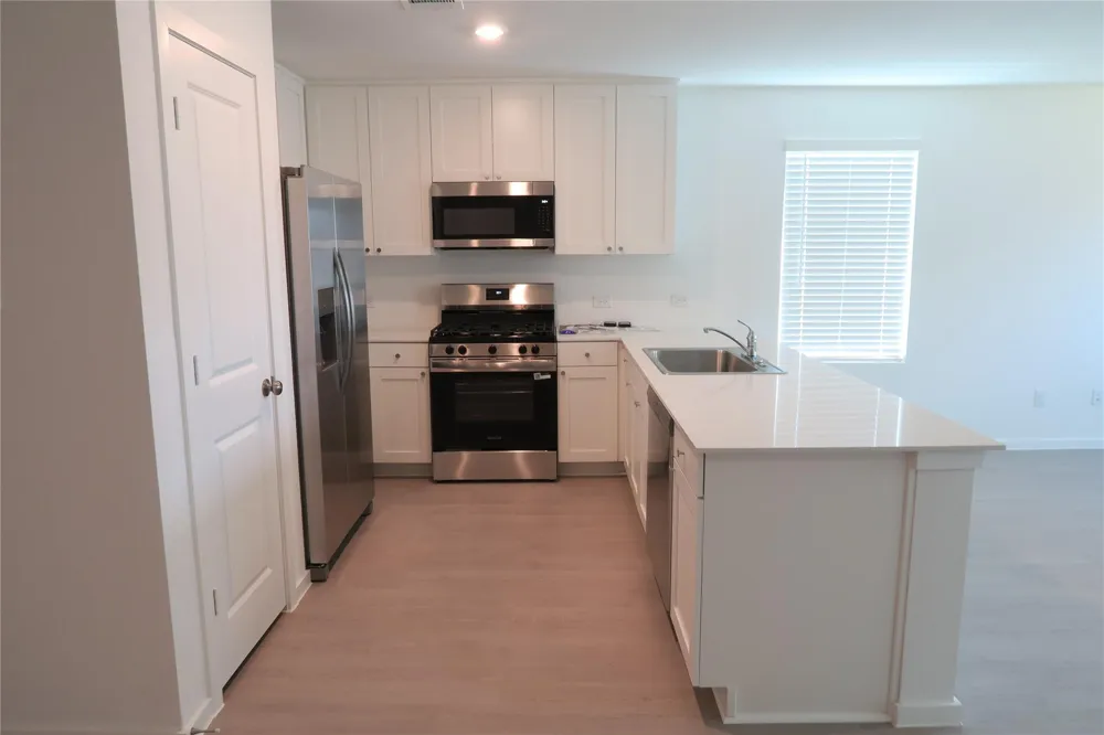921 Woodhaven Lakes Drive La Marque, TX 77568