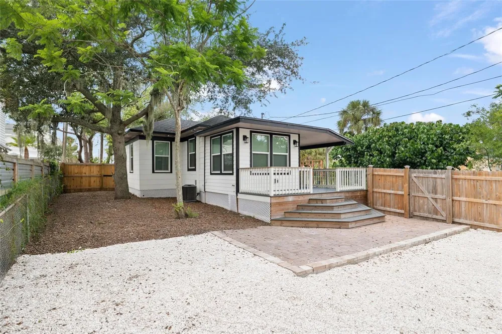 136 RING AVENUE Tarpon Springs, FL 34689