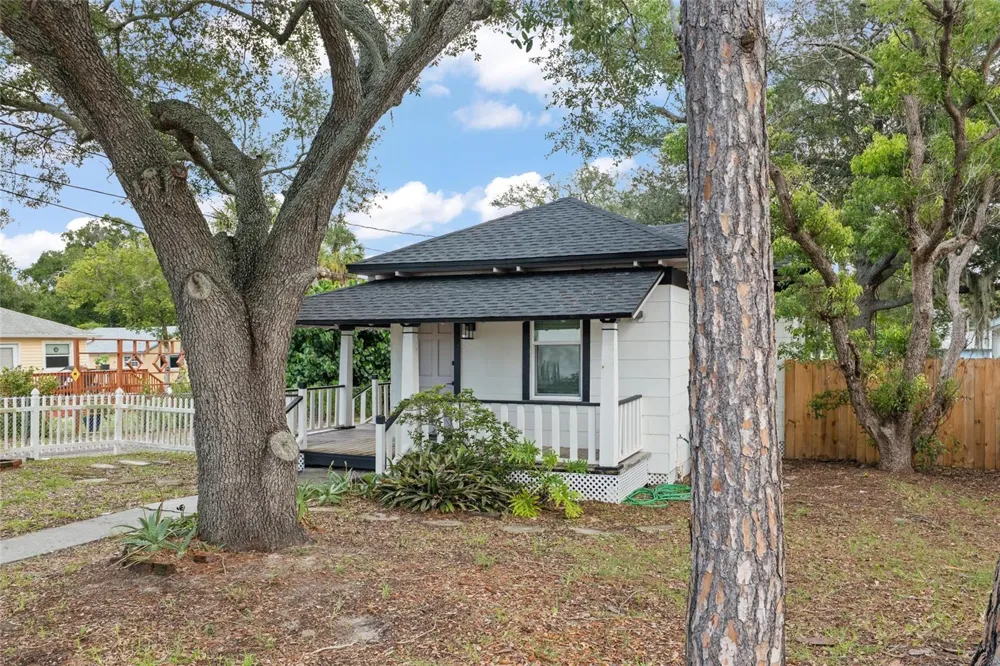 136 RING AVENUE Tarpon Springs, FL 34689