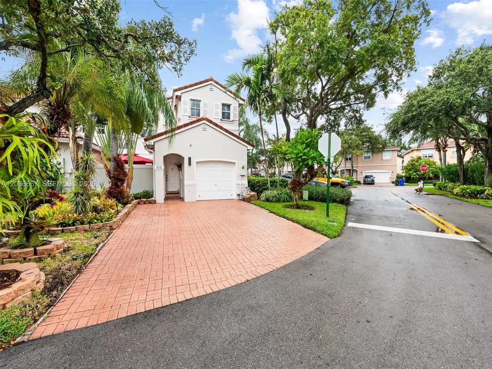 1515 Seagrape Way Hollywood, FL 33019