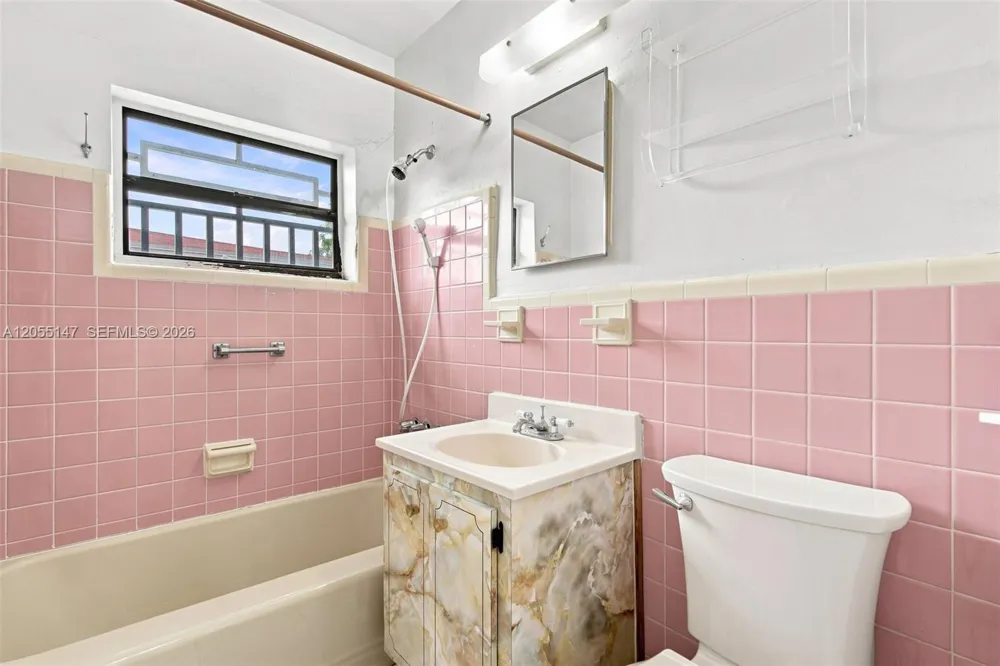 636 E 48th St Hialeah, FL 33013