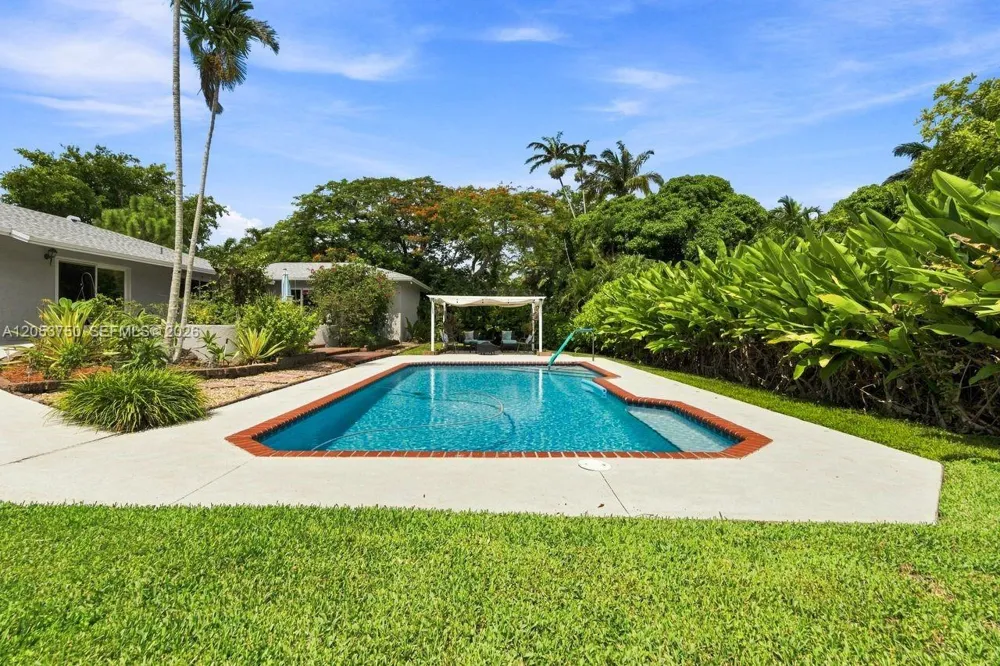 8445 SW 181st Ter Palmetto Bay, FL 33157