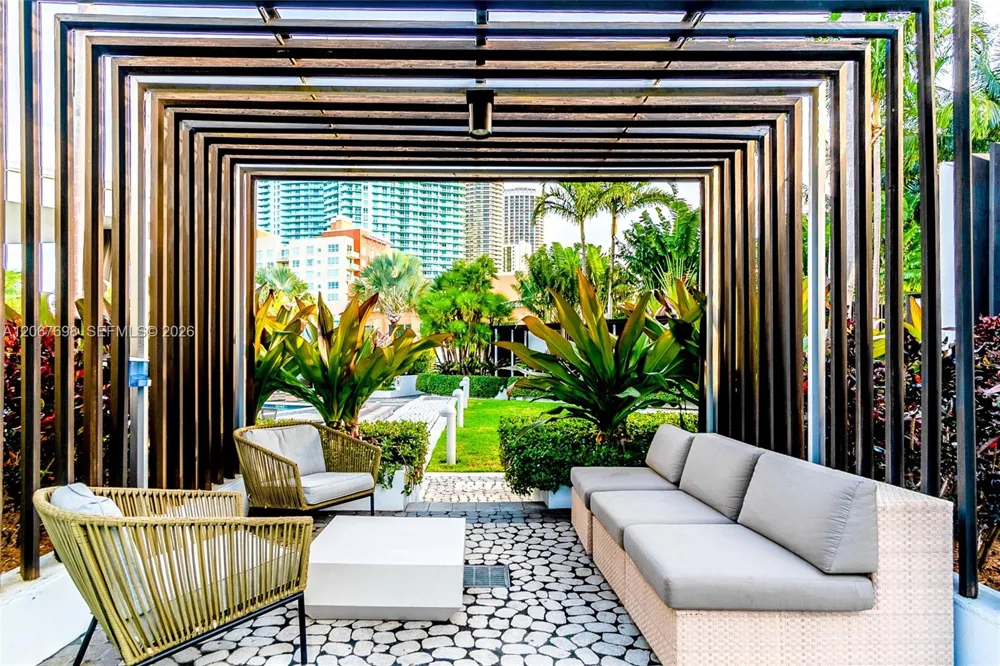 2020 Bayshore Dr #2404 Miami, FL 33137