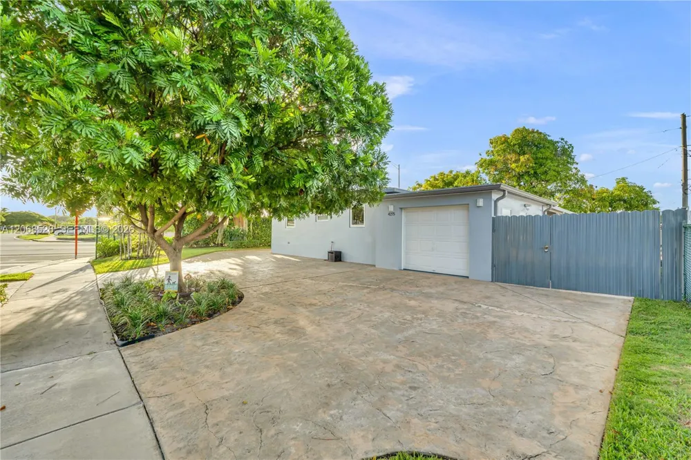 4275 SW 87th Ave Miami, FL 33165